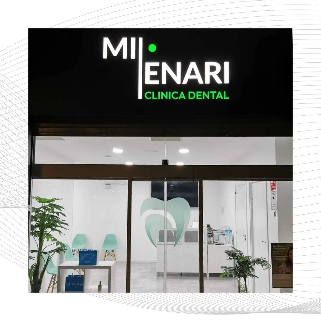 Fachada moderna de clínica dental en Viladecans con logo iluminado y entrada acristalada